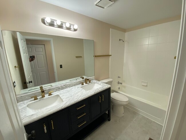 Building Photo - 463 Springwood Dr