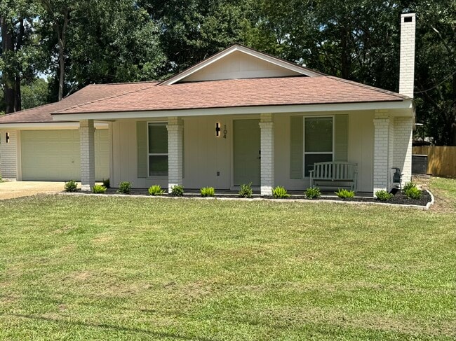 Primary Photo - 104 Comanche Dr