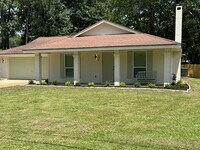 Building Photo - 104 Comanche Dr