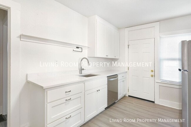 Building Photo - 5521 N Vancouver-