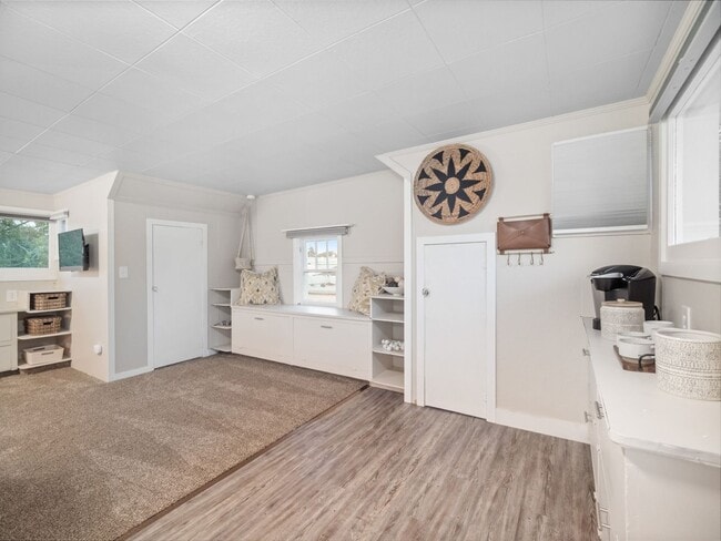 Building Photo - Boho Chic Loft (Furnished)