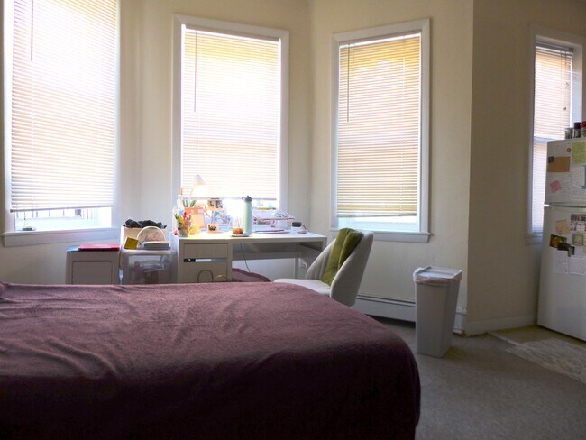 Primary Photo - 24 S Huntington Ave