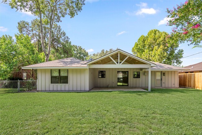Building Photo - 9606 Pine Lake Dr