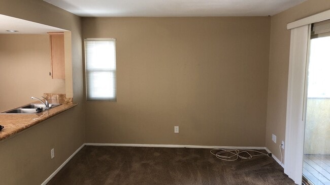 Building Photo - 2 Bed 1 Bath condo with garage- Gated Comm...