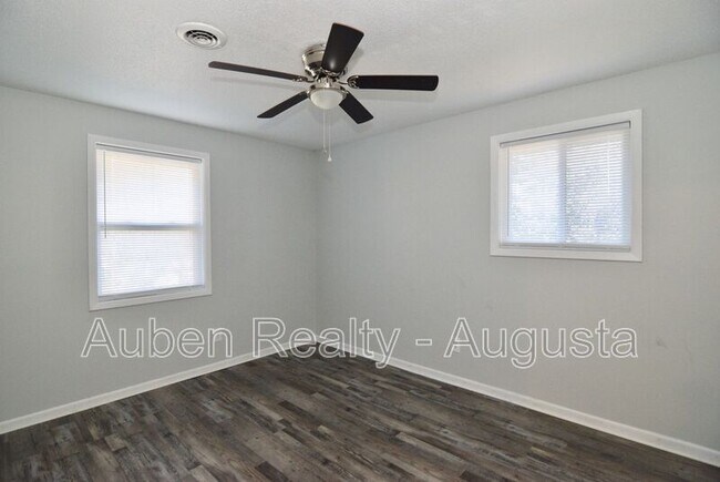 Building Photo - 524 Laverne Ave