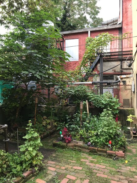 Courtyard garden - 21 E Centre St