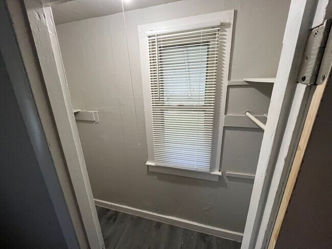 Building Photo - Renovated 3 bedroom 1 Bath with Detached G...