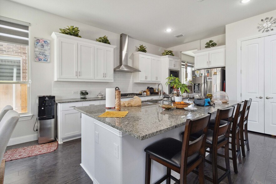 Building Photo - 566 Westwood Way Dr