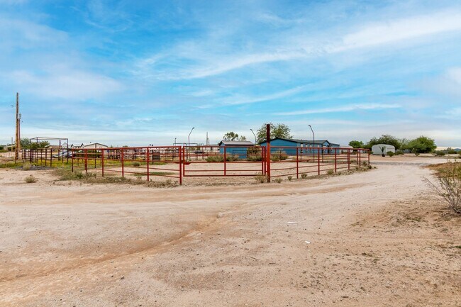 Building Photo - 1.25 Acre 5 Bedroom 3 Bathroom Horse Property in Florence!