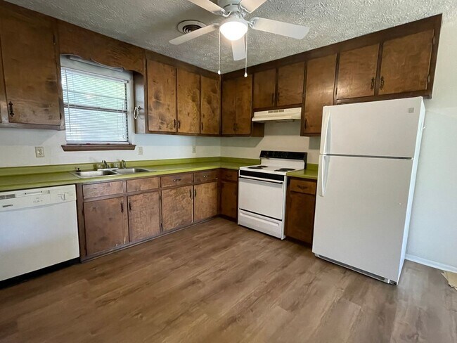 Building Photo - 2 bedroom 1 bath duplex is located off Whitehead Rd!