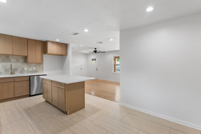Building Photo - 1001 Belvedere Dr