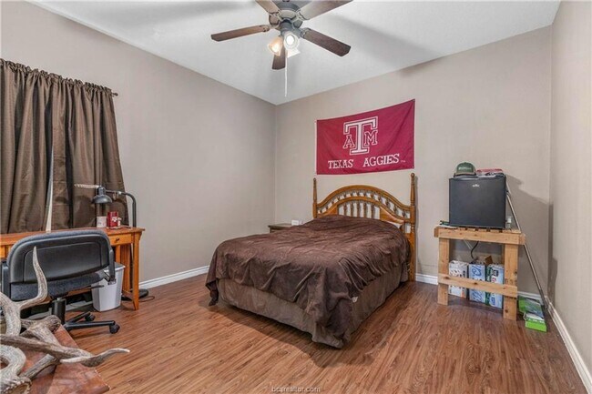 Building Photo - Available August 2026! Spacious 4 Bed House in South College Station!