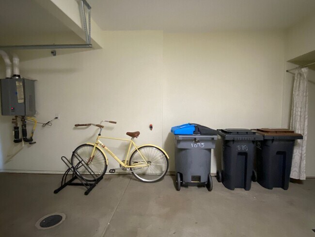 Building Photo - ALMOST NEW, SUPER CLEAN 2 BED, 2.5 BATHS, ...