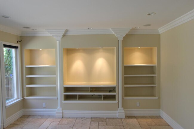 Building Photo - 15329 Bambi Ct