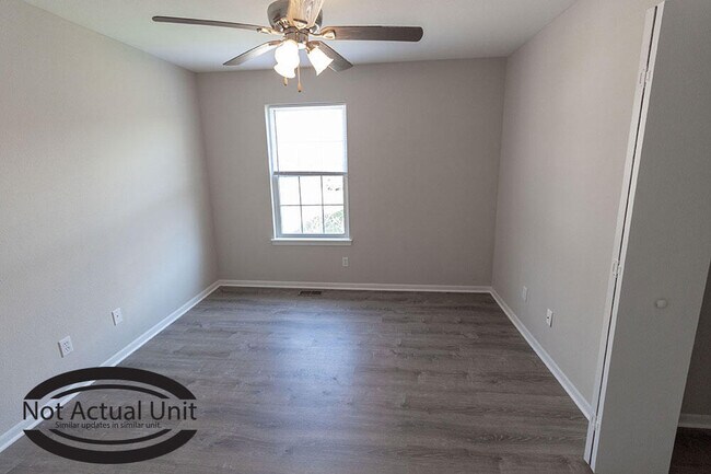 Building Photo - 5000 Derby Ridge Dr