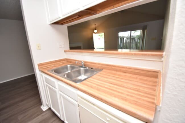 Building Photo - 3-2-1 Duplex Pflugerville