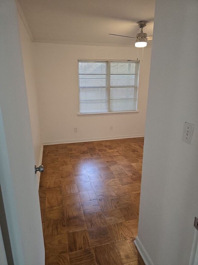 Building Photo - Refurbished - 3 bdrm 1.5 bath