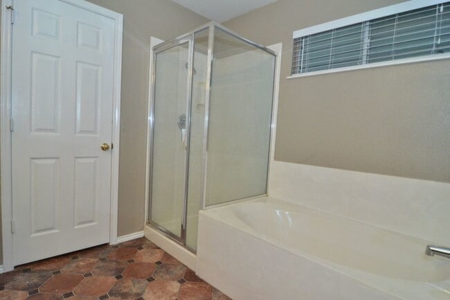 Building Photo - Spacious Home in Plum Creek