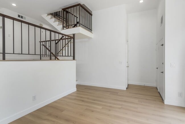 Building Photo - Beautifully Renovated 3-Bedroom Townhome i...