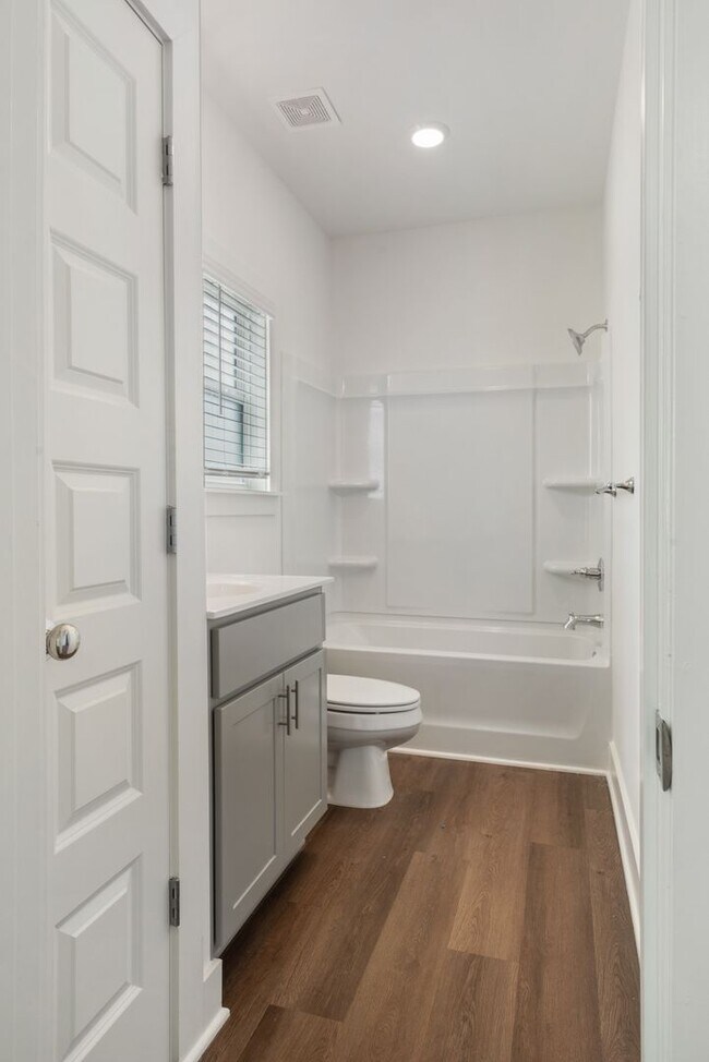 Building Photo - Spacious 3 Bedroom Home with Fenced Backyard