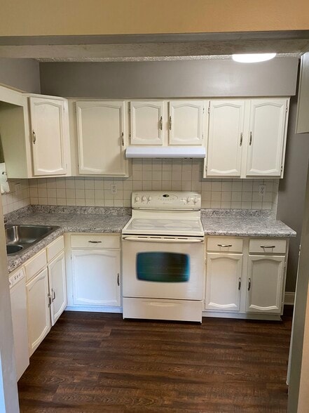 Kitchen with dishwasher - 1385 Emmet St