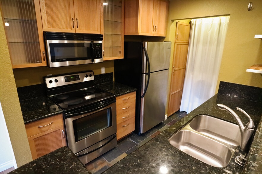 Building Photo - 725 9th Ave S