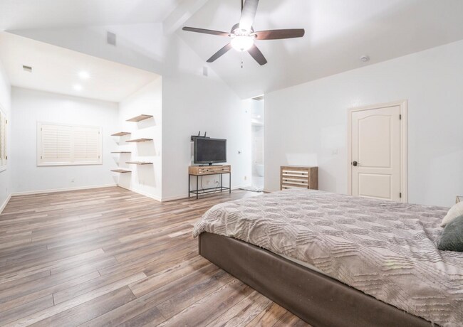 Building Photo - 585 E Chesapeake Cir