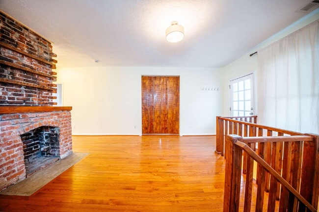 Building Photo - **APPLICATIONS PENDING**  Charming East Nashville Bungalow for Lease!