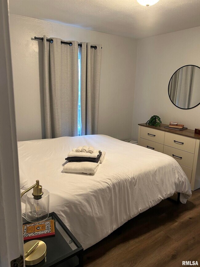 Building Photo - 5106 N Glen Elm Dr