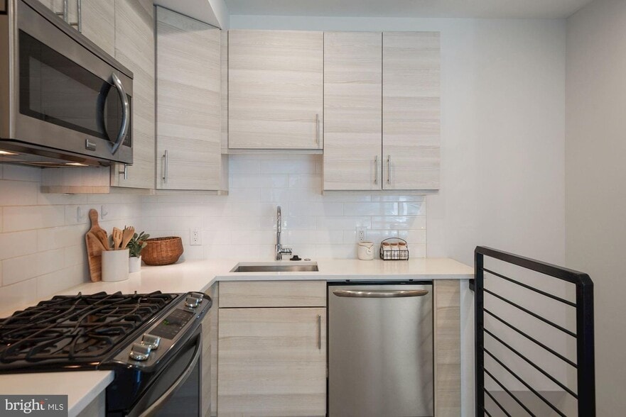 Building Photo - 703 Newton Pl NW