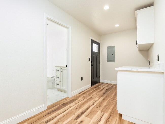 Building Photo - 124 Chisum Dr