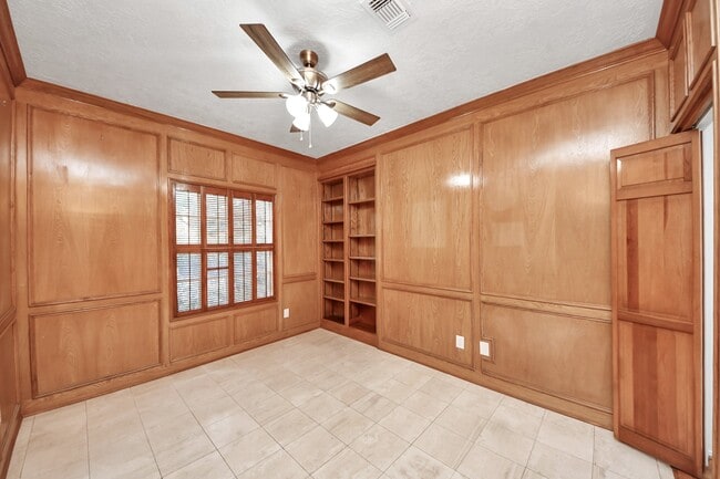 Building Photo - 15919 Lake Lodge Dr