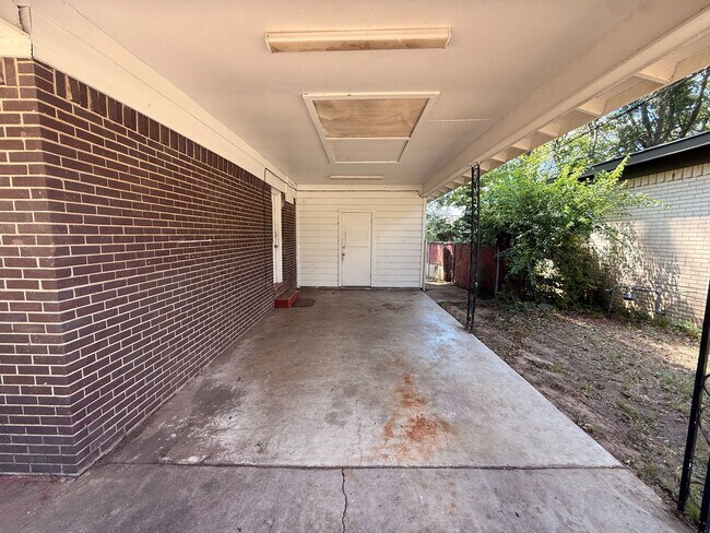 Building Photo - 810 Glencrest Ln