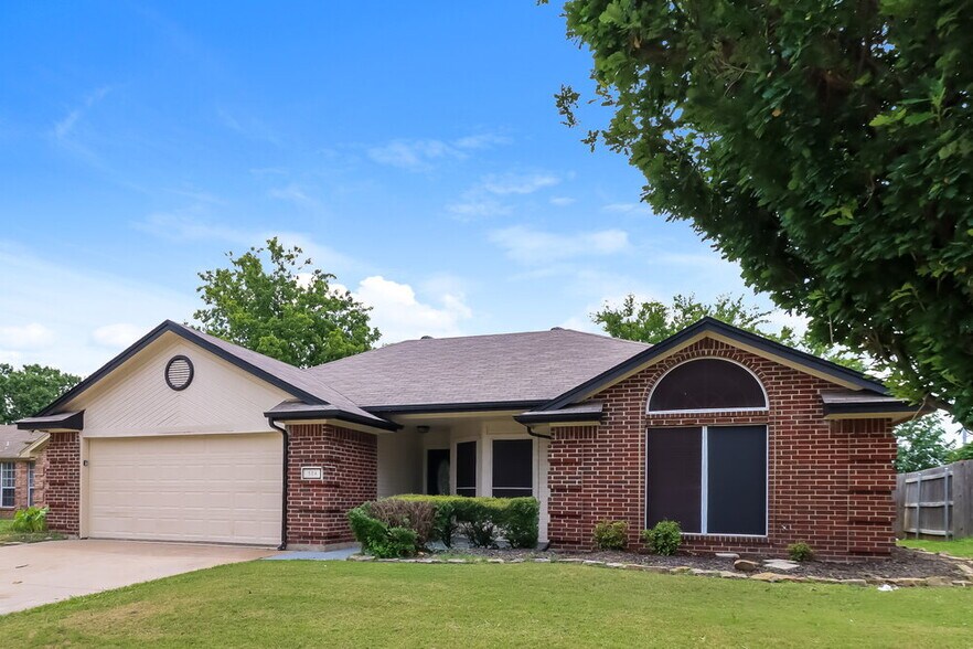 Building Photo - 504 NE Park Meadow Ln