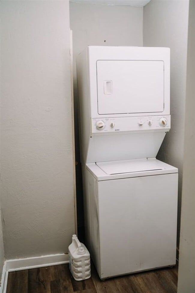 Building Photo - Beautiful Historic 2 Bed 1 Bath Duplex in the Plaza District!!