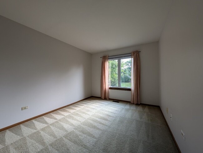 Building Photo - 9200 Drummond Dr