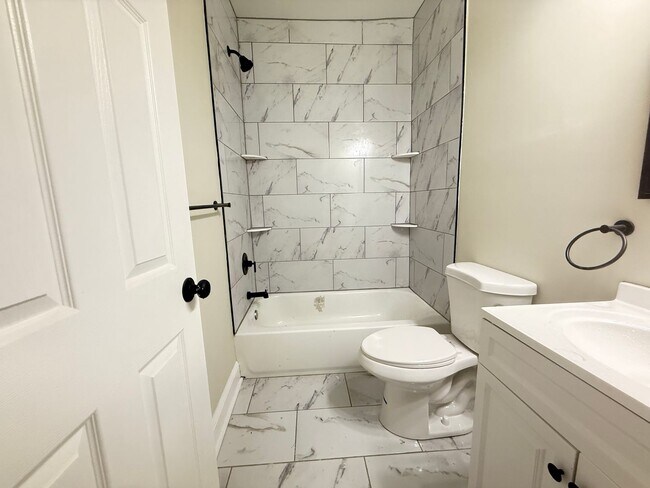 Building Photo - Three Bedroom Home in Baltimore