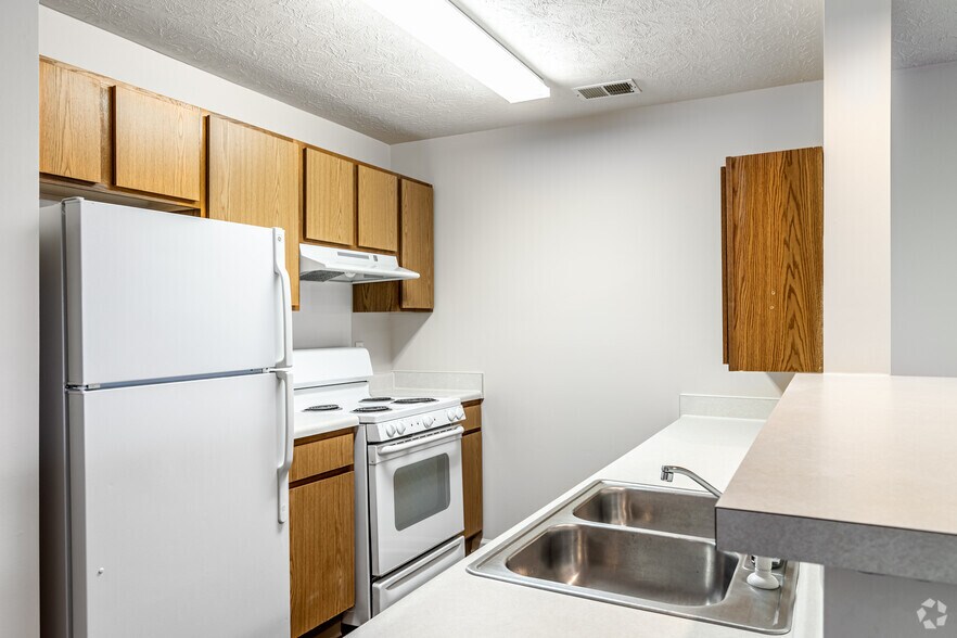 1BR, 1BA - 744SF - CLAY TERRACE I