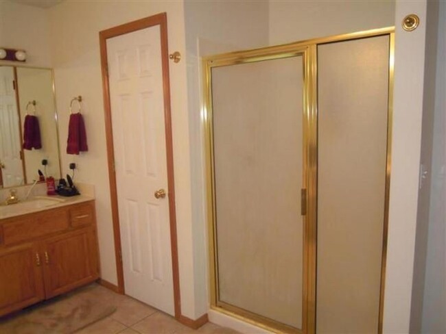 Building Photo - 2000+ sq ft, 3-4 bed, 2 bath, 2 car garage...