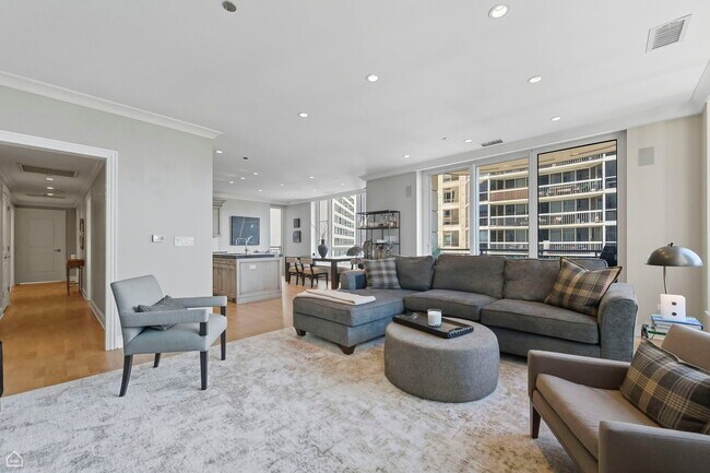 Building Photo - 10 E Delaware Pl