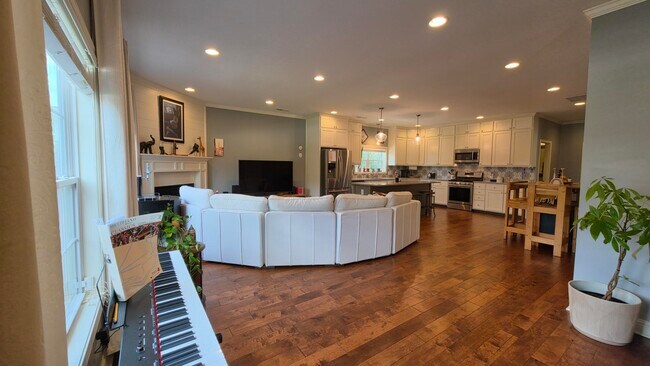 Building Photo - 3120 Mayflower Ln