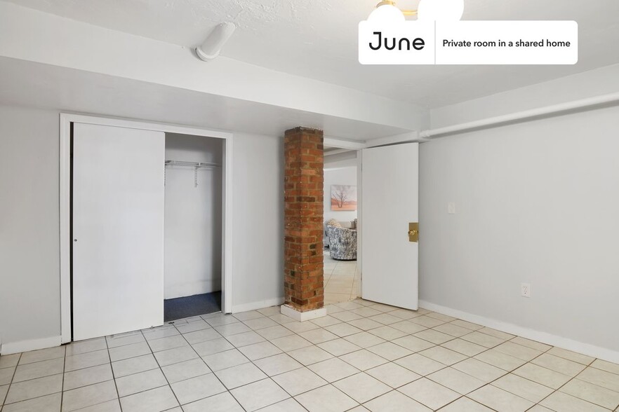 Building Photo - Private bedroom in 6 bed/2 bath Home