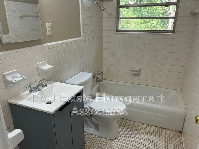 Building Photo - 352 N 16th St