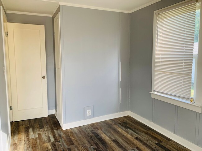 Building Photo - 2 Bedroom House