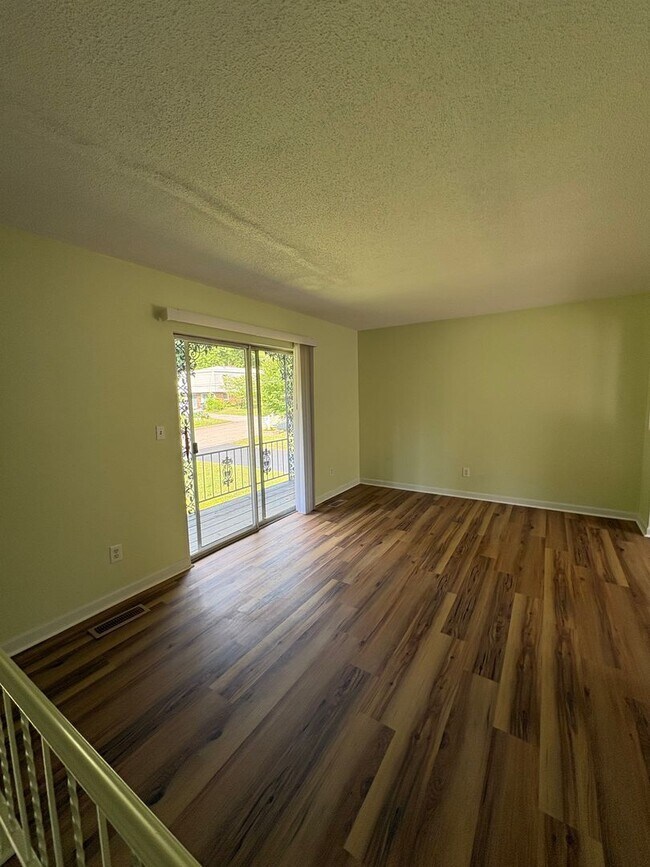 Building Photo - 3 Bedroom 2.5 Bath House