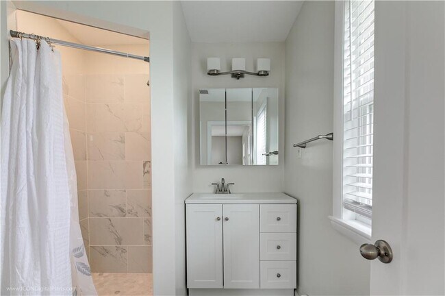 Building Photo - 501 Sandy Point Ave