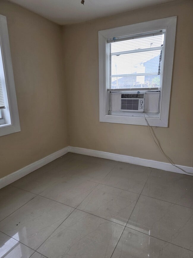 Building Photo - 547 W 4th St