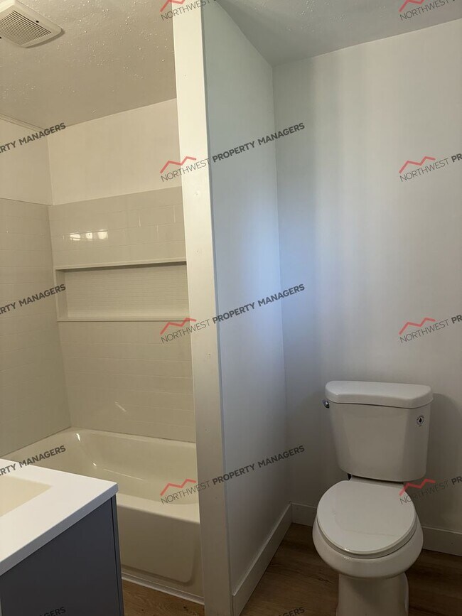 Building Photo - R58