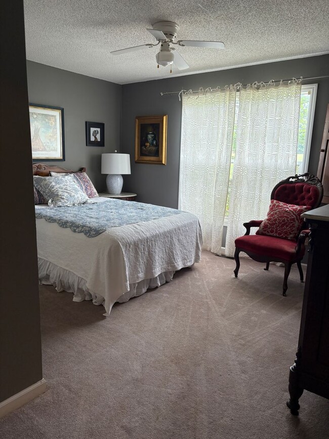 Building Photo - Large, private home in Rivercliff