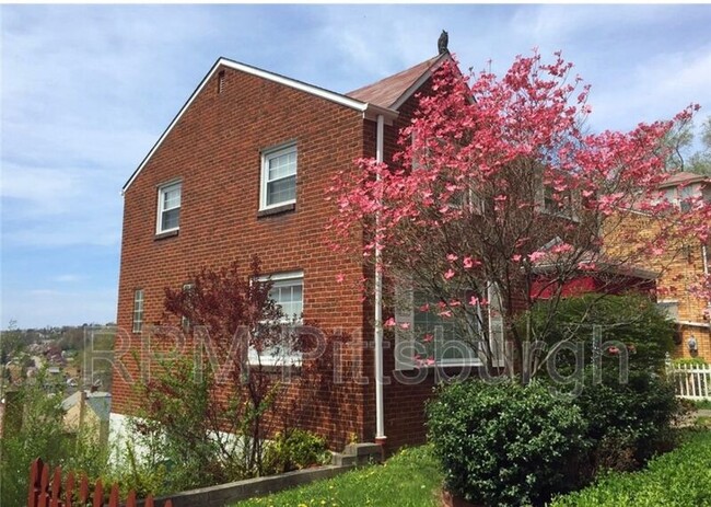 Building Photo - 2108 Lucina Ave